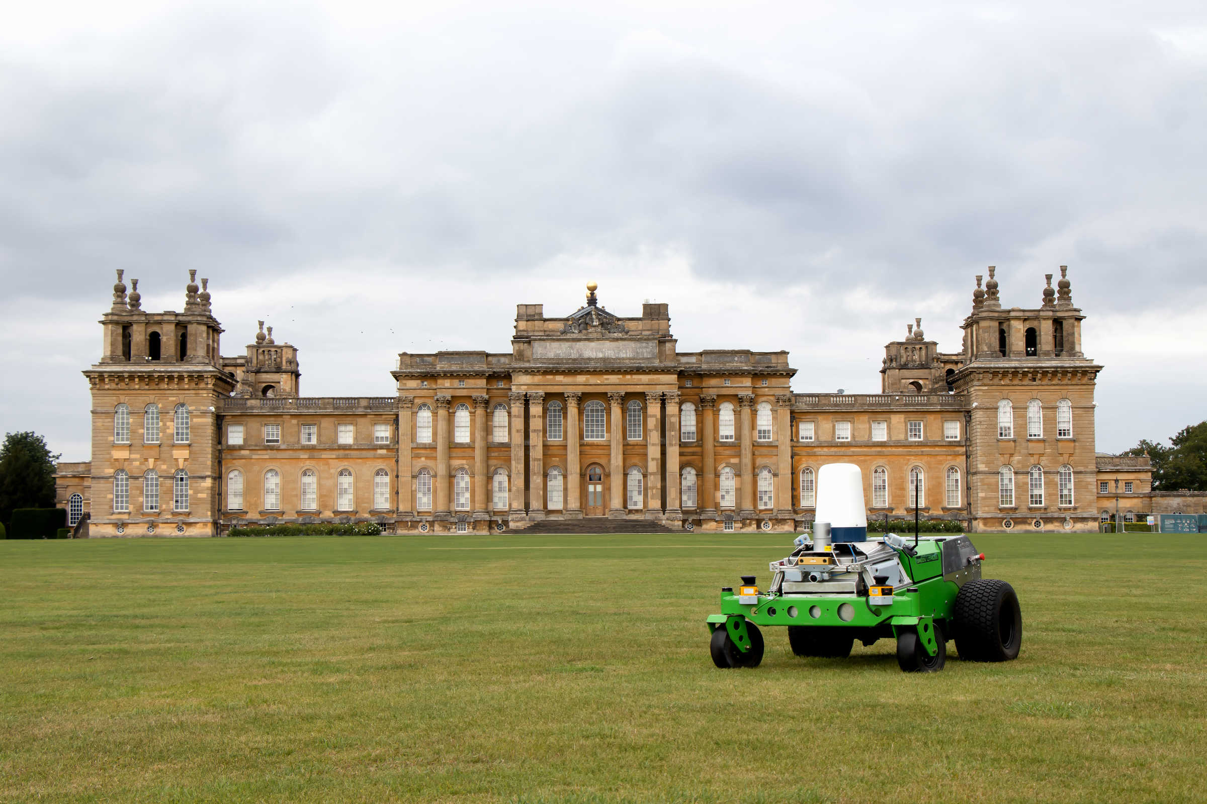 Hulk robot in front of Blenheim Palace. 