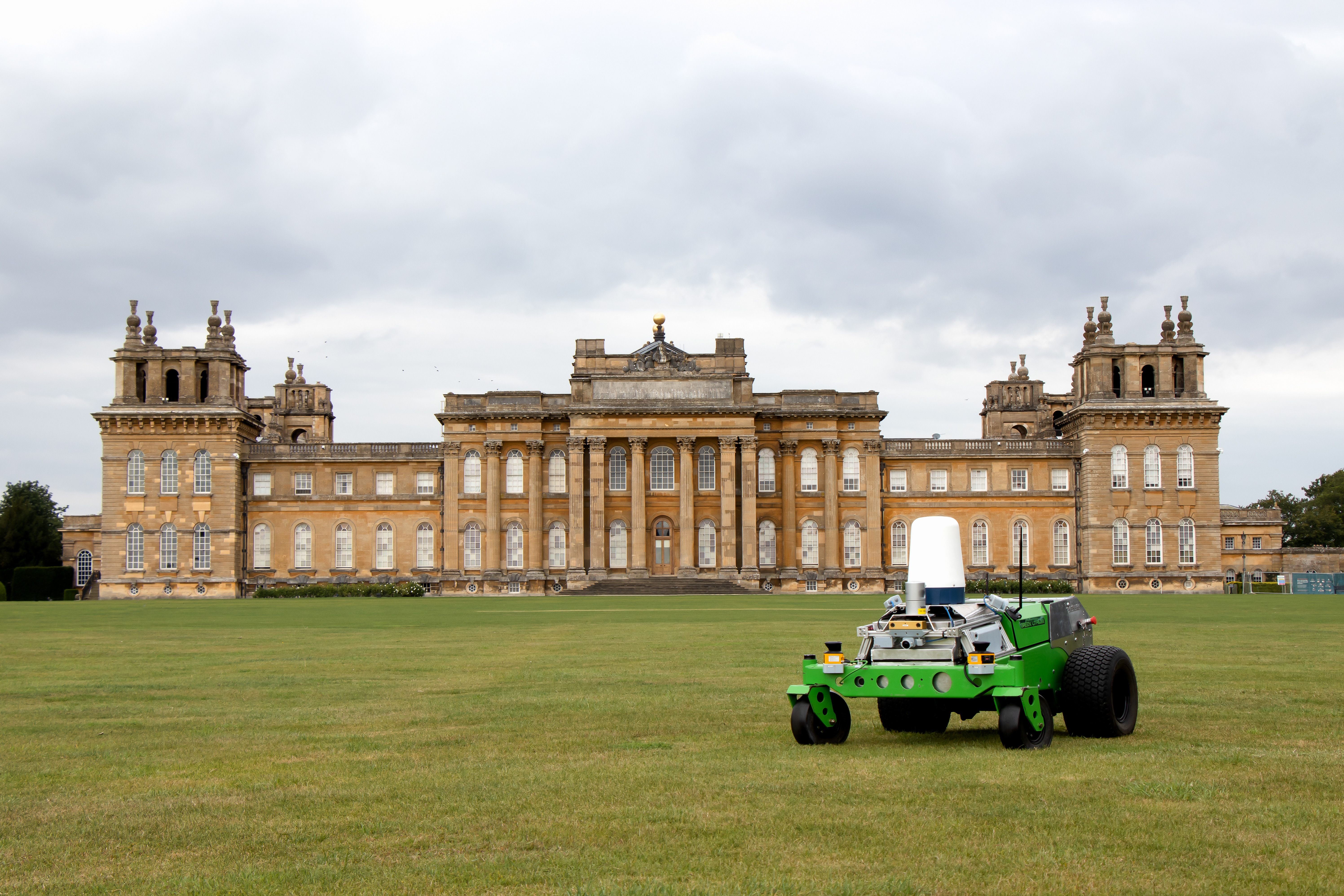 Hulk robot in front of Blenheim Palace. 
