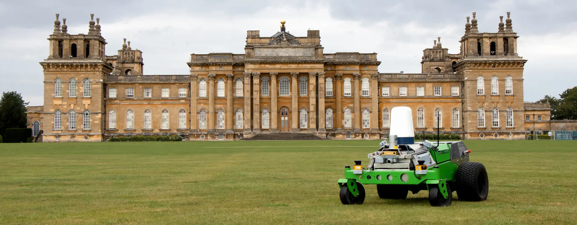Hulk robot in front of Blenheim Palace. 