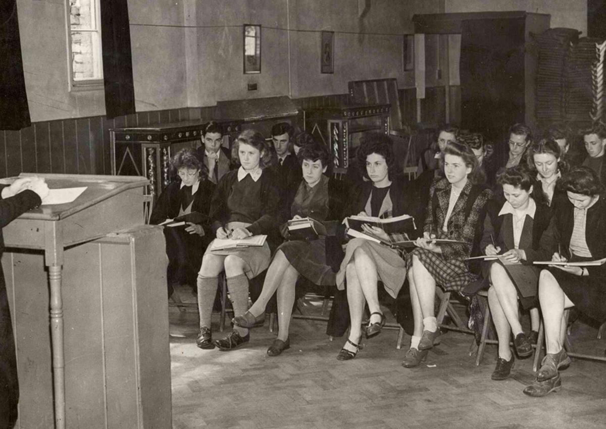 Black and white image showing first Female Students in Oxford. 