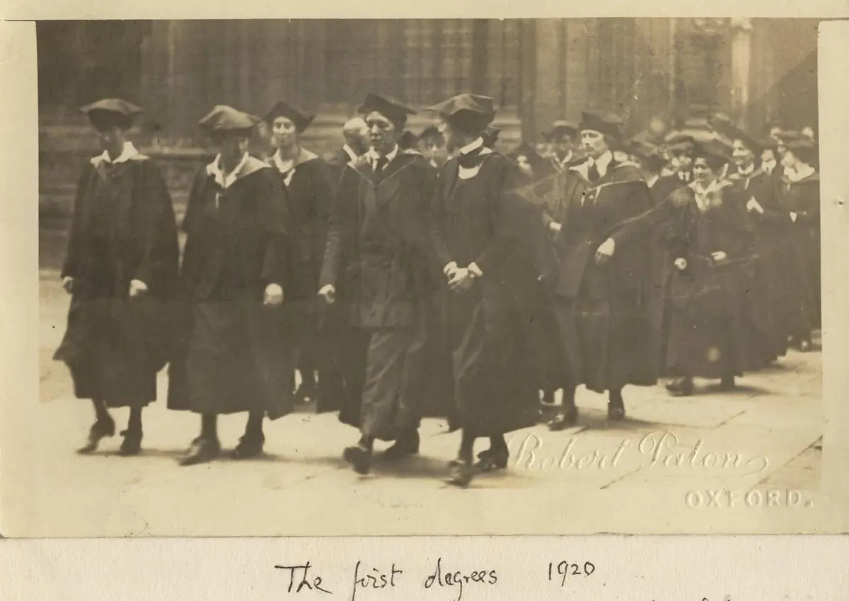 Old black and white image showing Degree Students 1920 Oxford.